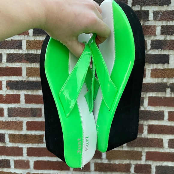 Neon green and white thong sandal, with wedge heel - size 10 - Picture 1 of 7